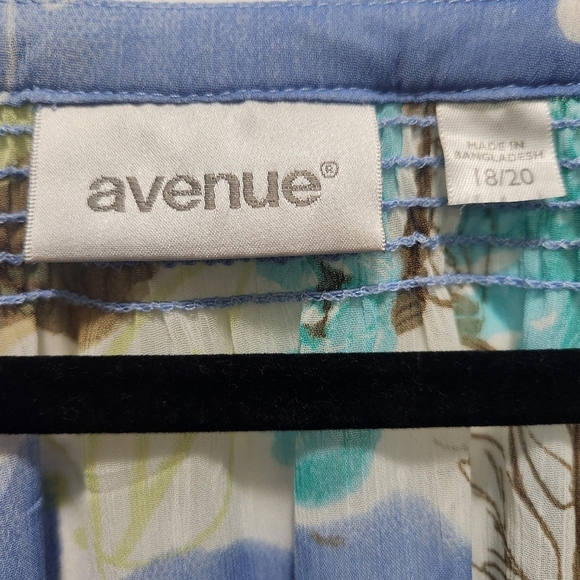 Avenue Women 18/20 Blue Floral Chiffon Split Vneck Button Long Sleeve Blouse - Picture 2 of 6